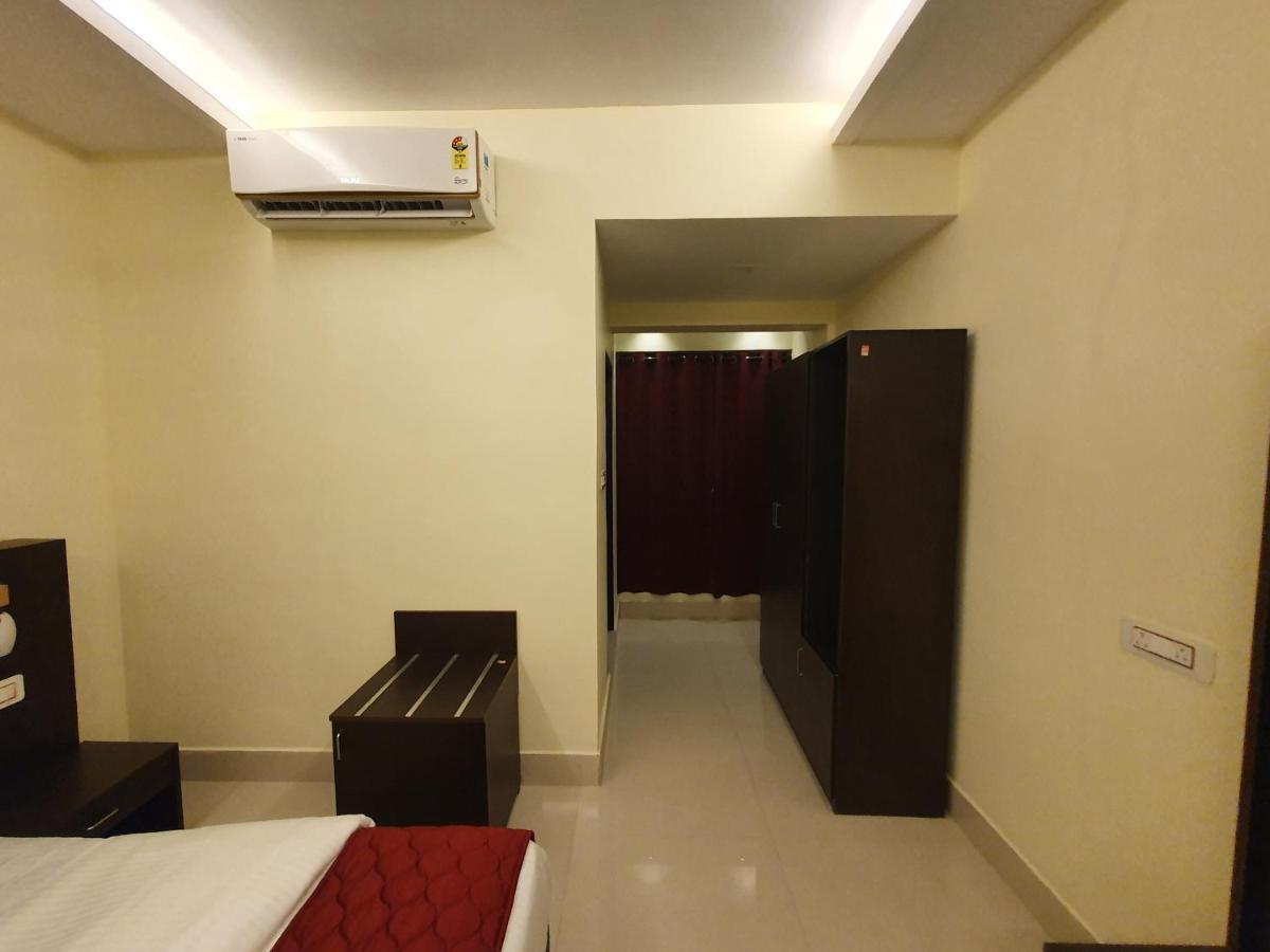 Отель Sri Lakshmi Palace A/C Suluru Экстерьер фото