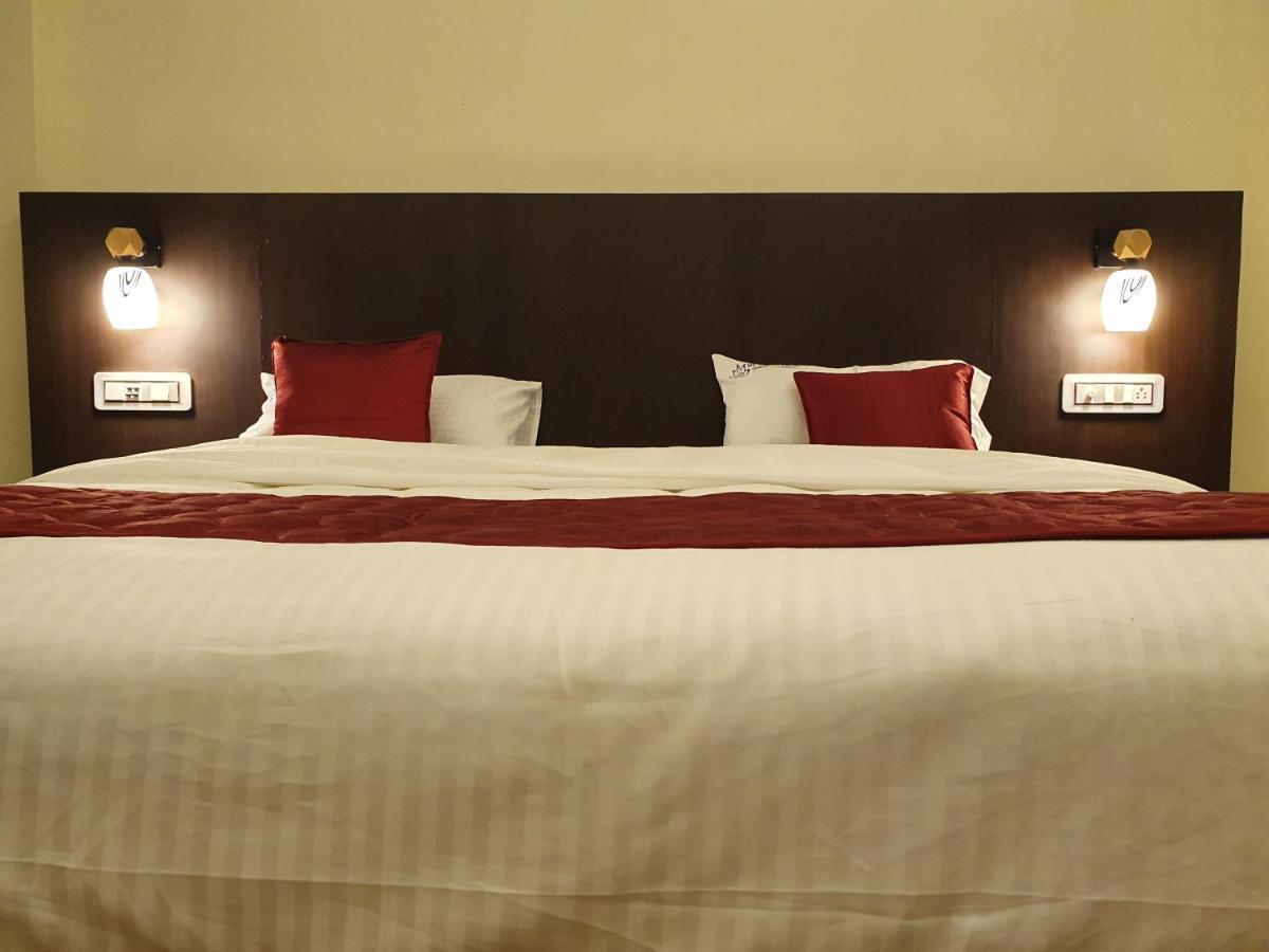Отель Sri Lakshmi Palace A/C Suluru Экстерьер фото