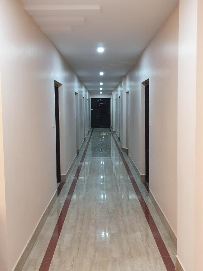 Отель Sri Lakshmi Palace A/C Suluru Экстерьер фото